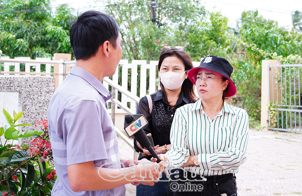 Phóng viên Báo và Ðài Phát thanh - Truyền hình Cà Mau tác nghiệp tại vùng nông thôn xã Khánh Bình Ðông, huyện Trần Văn Thời.