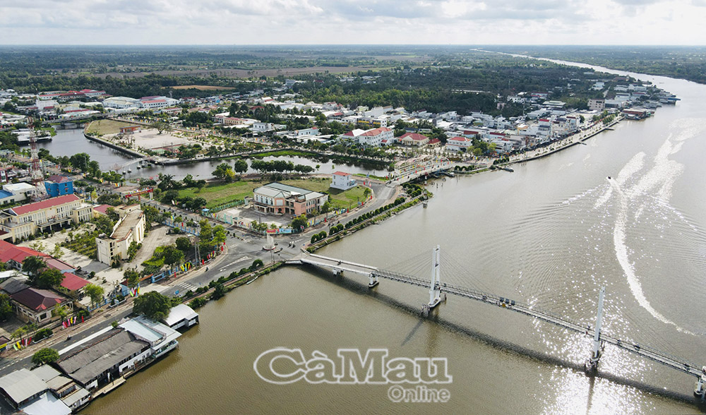 Quê hương huyện Trần Văn Thời ngày càng đổi mới sau chặng đường 15 năm xây dựng NTM. (Trong ảnh: Một góc khu vực hành chính thị trấn Trần Văn Thời, huyện Trần Văn Thời). Ảnh: TIỆP KHẮC
