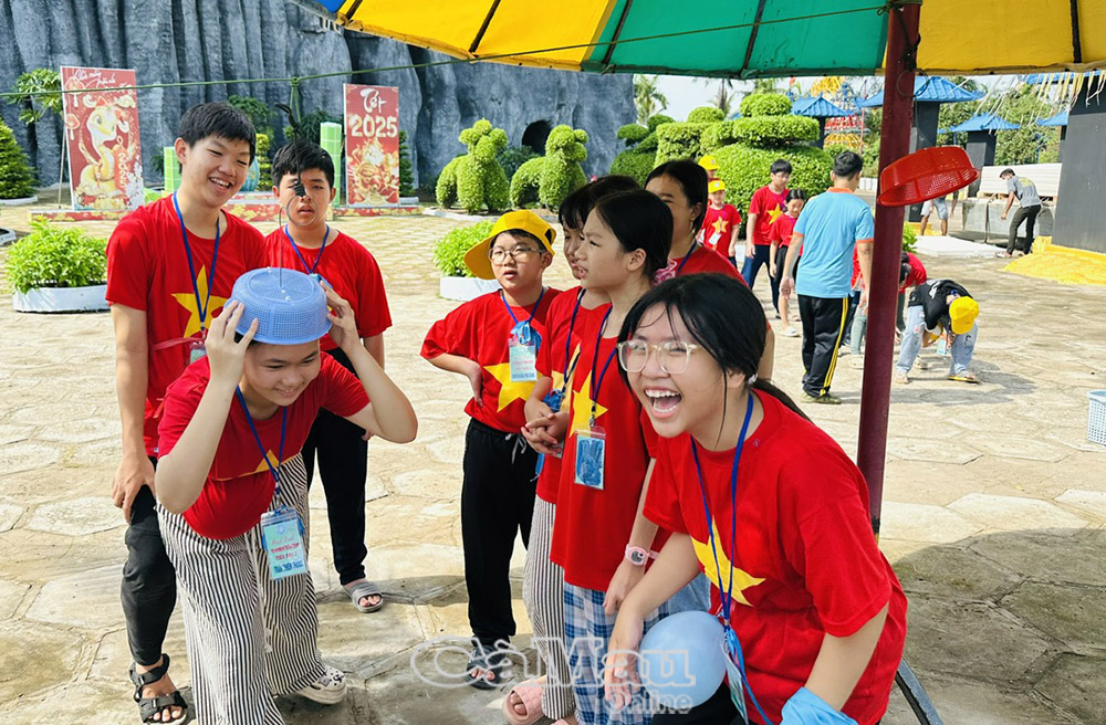 Niềm vui của các em khi tham gia các trò chơi tập thể tại Khu du lịch Nhà Mát Bạc Liêu.