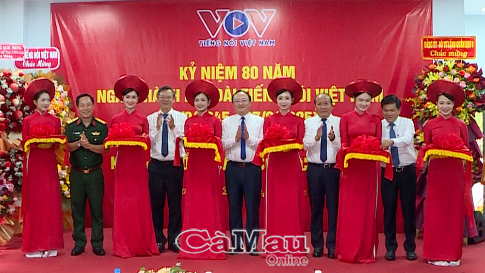 Cắt băng khánh thành.