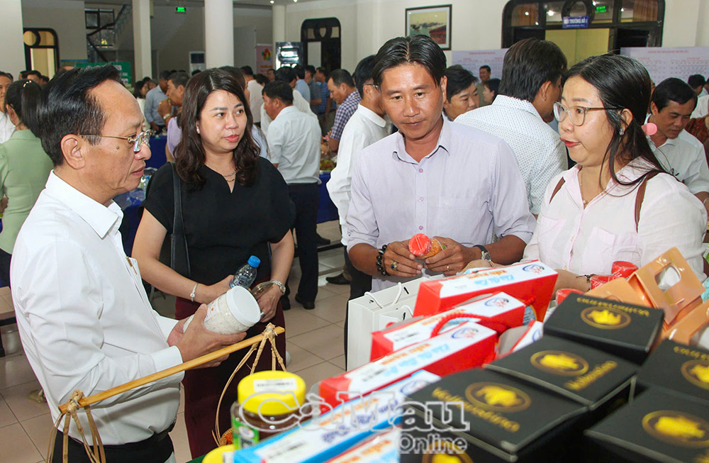 Ðồng chí Phạm Văn Thiều (bìa trái), Phó Bí thư Tỉnh uỷ, Chủ tịch UBND tỉnh Bạc Liêu tham quan gian hàng trưng bày sản phẩm OCOP huyện Vĩnh Lợi. 