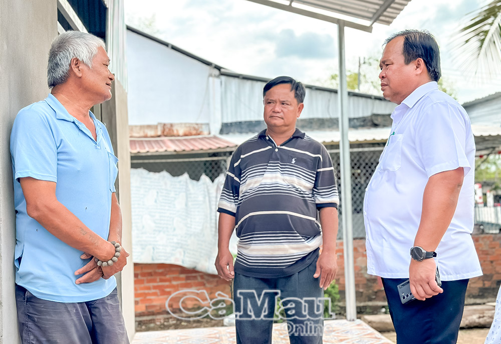 Uỷ viên Ban Thường vụ Tỉnh uỷ, Phó Chủ tịch UBND tỉnh Nguyễn Minh Luân thăm hỏi một gia đình được hỗ trợ nhà trong chương trình xoá nhà tạm tại huyện Thới Bình.