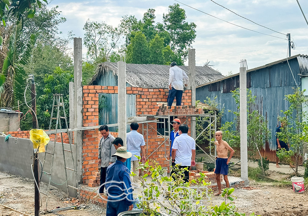 Mỗi ngôi nhà được xây lên là mái ấm, là ước mơ hàng chục năm của nhiều hộ dân khó khăn trên địa bàn.