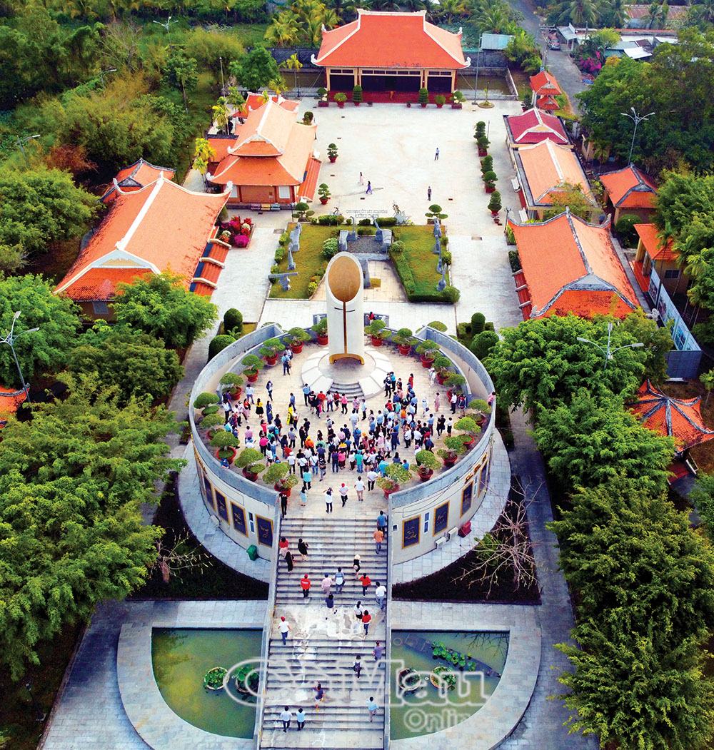 Du khách tham quan, tìm hiểu về Khu lưu niệm nghệ thuật Ðờn ca tài tử Nam Bộ và Nhạc sĩ Cao Văn Lầu (Bạc Liêu).
