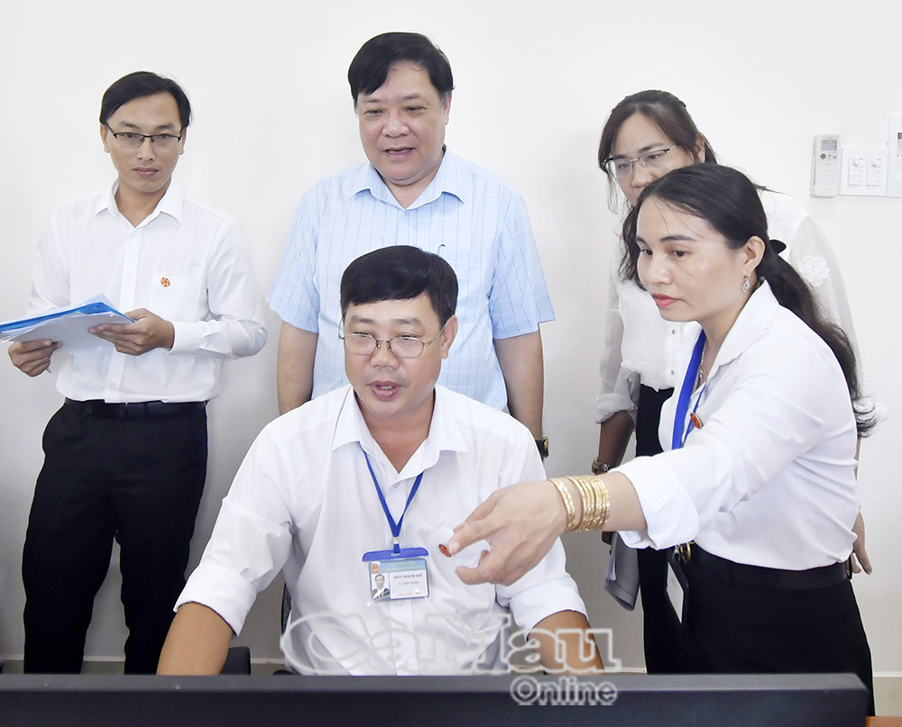 Ðồng chí Phạm Thành Ngại, Phó Bí thư Tỉnh uỷ, Chủ tịch UBND tỉnh, kiểm tra hoạt động Bộ phận Một cửa trong lần vận hành thử nghiệm bộ máy hành chính mới sau sáp nhập tại phường An Xuyên.