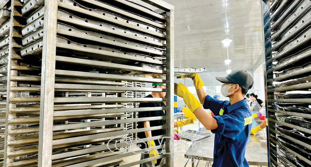 Hiện nay, nhiều nhà máy, xí nghiệp được đầu tư hạ tầng kỹ thuật, máy móc trong chế biến thuỷ hải sản đạt tiêu chuẩn xuất khẩu.Ảnh: H NHUNG