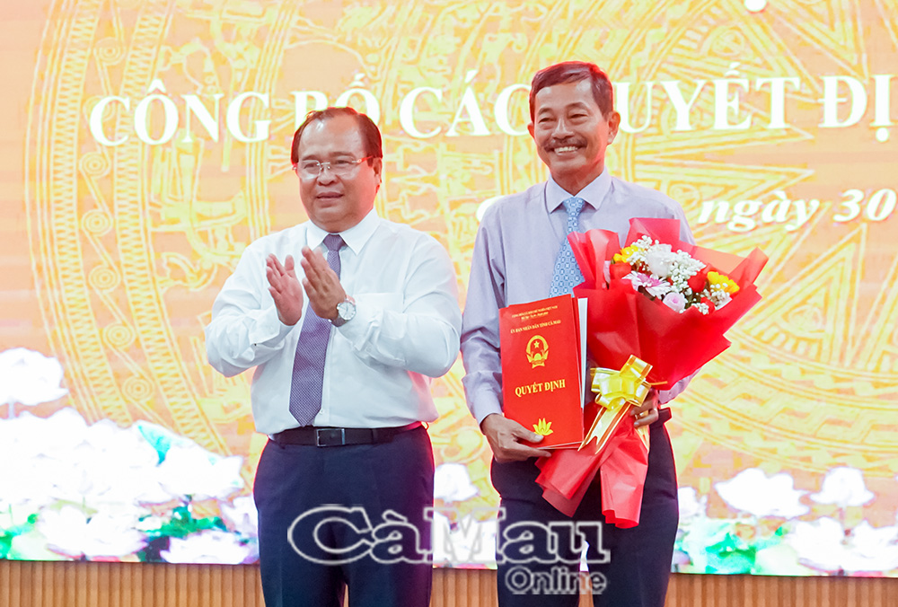 Phó Chủ tịch UBND tỉnh Nguyễn Minh Luân trao quyết định bổ nhiệm ông Lê Thanh Hải làm chủ tịch <p>Công ty TNHH MTV Xổ số Kiến thiết Cà Mau.