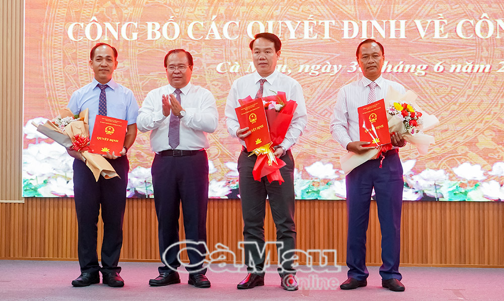 Phó Chủ tịch UBND tỉnh Nguyễn Minh Luân trao quyết định bổ nhiệm ban giám đốc Vườn quốc gia U Minh Hạ.