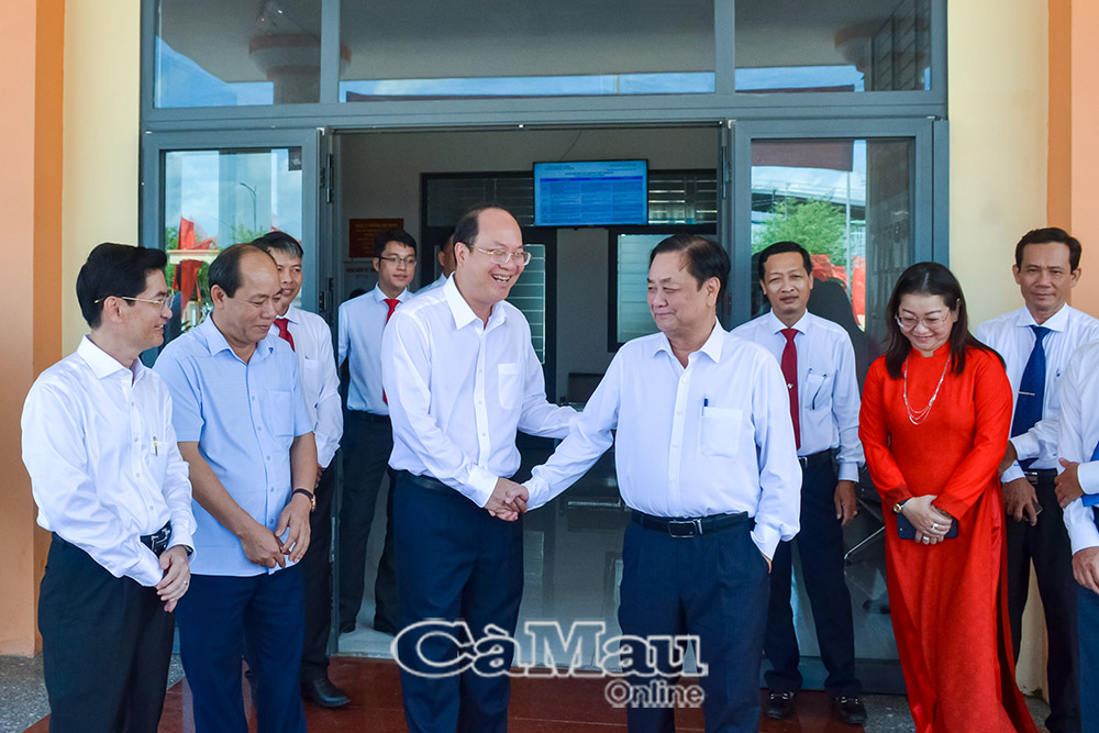 Phó Chủ Quốc hội Lê Minh Hoan cùng Bí thư Tỉnh uỷ Nguyễn Hồ Hải khảo sát Trụ sở làm việc Phường Tân Thành.
