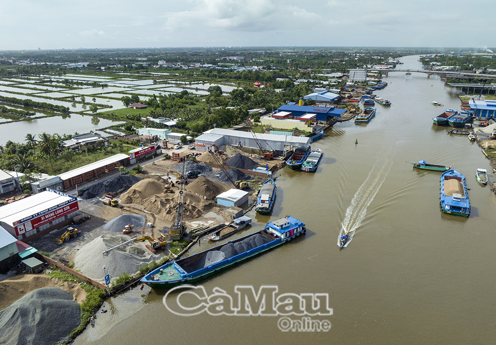 Ấp Tắc Thủ (xã Hồ Thị Kỷ) nhộn nhịp hoạt động tập kết, vận tải vật liệu xây dựng cả đường bộ lẫn đường thuỷ.