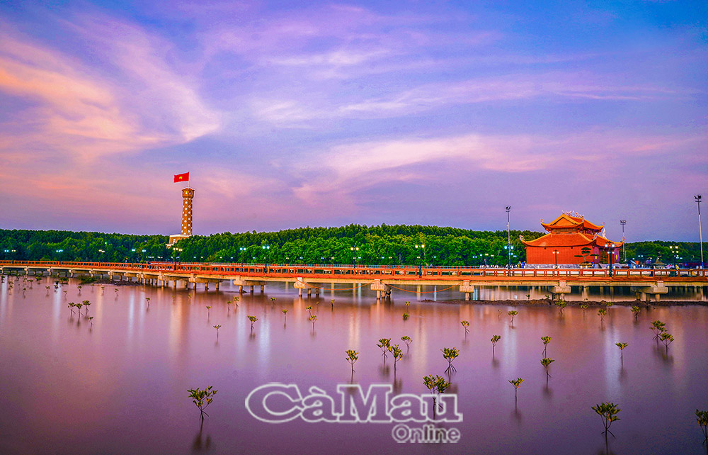 Cùng với Tượng Mẹ và Cột cờ Hà Nội, Ðền thờ Quốc Tổ Lạc Long Quân là biểu tượng thiêng liêng ở Ðất Mũi.