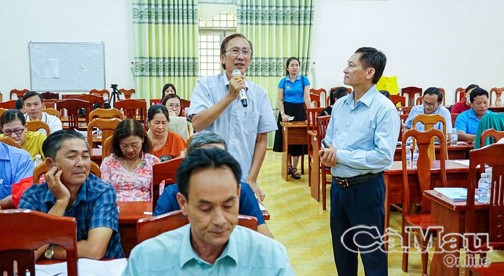 BHXH liên huyện Năm Căn - Ngọc Hiển tổ chức Hội nghị tập huấn nâng cao kỹ năng tuyên truyền chính sách BHXH và BHYT cho đội ngũ nhân viên thuộc các tổ chức dịch vụ thu trên địa bàn.