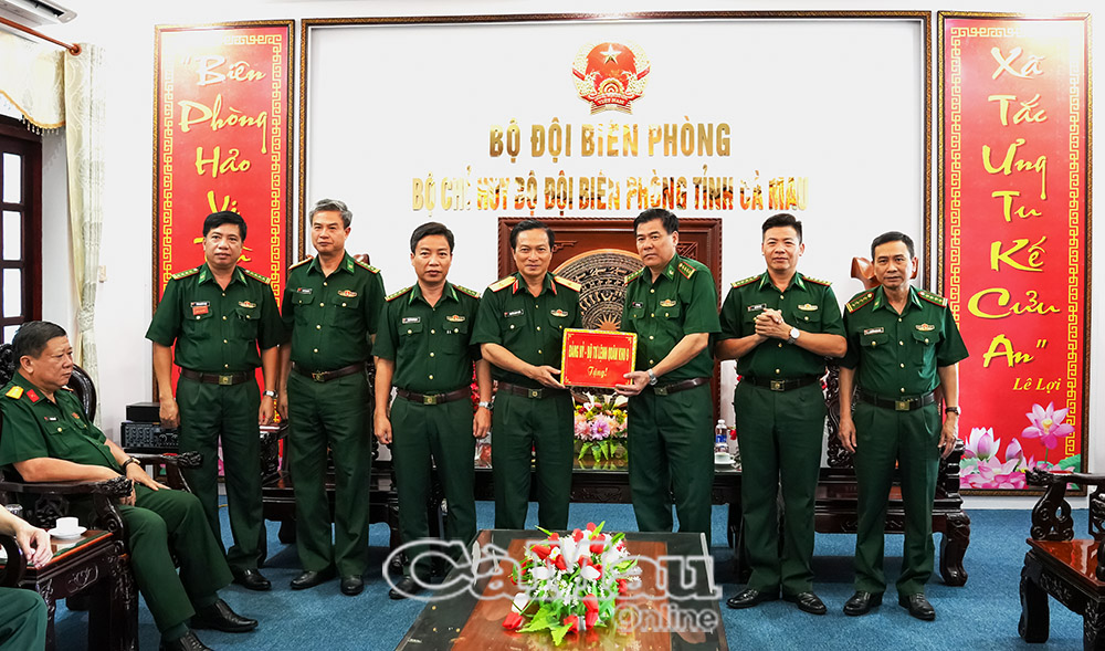 Thiếu tướng Nguyễn Minh Triều, Phó Tư lệnh Quân khu 9 tặng quà, động viên cán bộ, chiến sĩ Ban Chỉ huy BĐBP Cà Mau.
