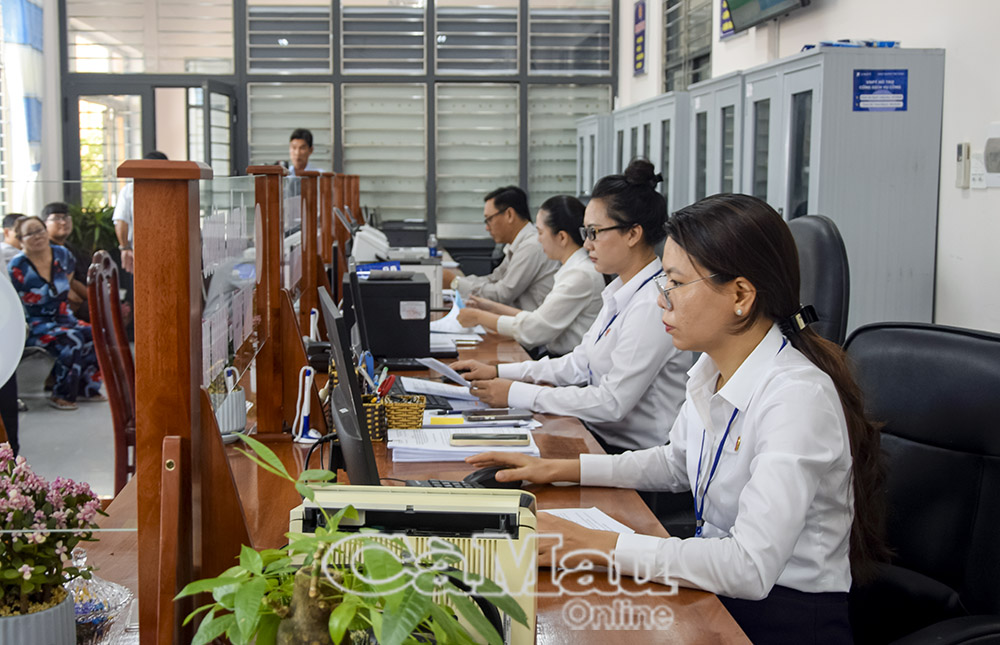 Mỗi ngày, cán bộ, công chức Trung tâm Phục vụ hành chính công phường Tân Thành có mặt từ rất sớm, sẵn sàng phục vụ người dân. 
