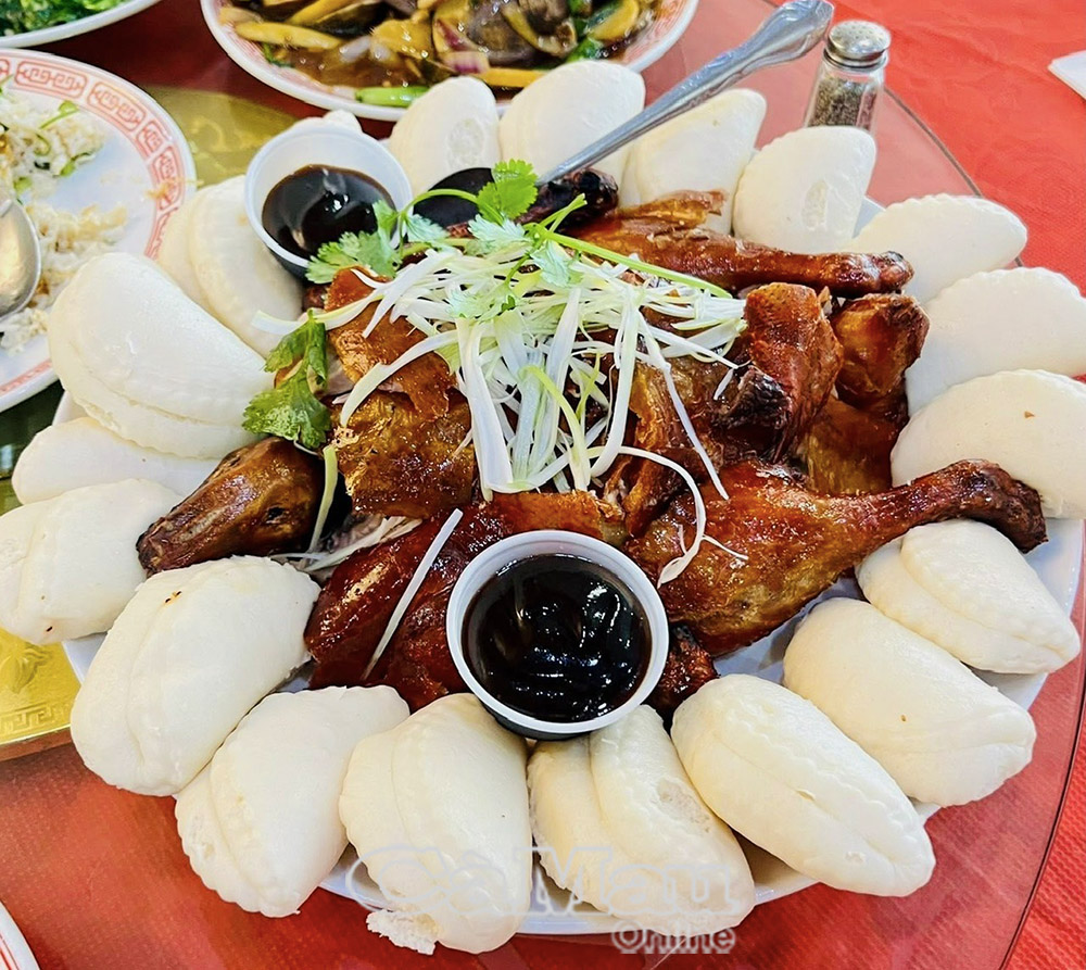 Bánh bao ăn với vịt khìa thể hiện sự dư dả.