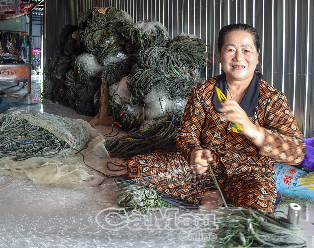 Ngoài nhận đơn hàng, bà Nguyễn Thị Loan còn gia công lưới để có thêm thu nhập.