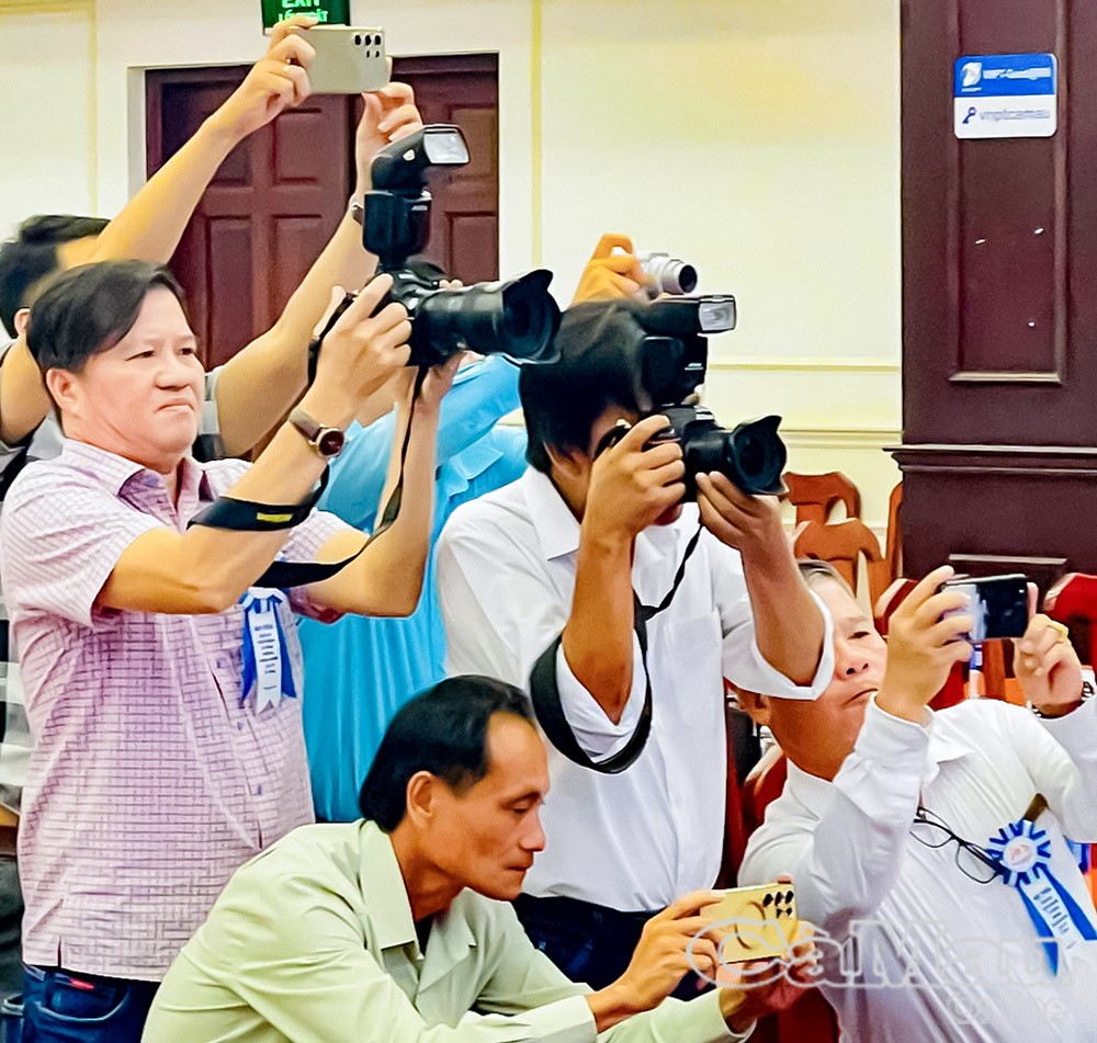 Người làm báo tỉnh Cà Mau tác nghiệp tại Hội thảo “Báo chí cách mạng Cà Mau - Những chặng đường lịch sử vẻ vang”. Ảnh: MỸ LINH
