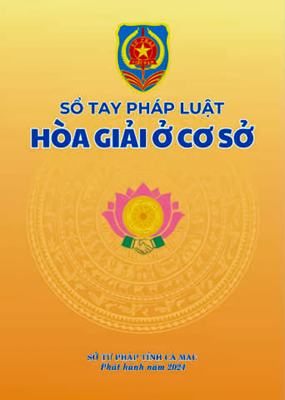 Sổ tay hoà giải được phát cho các hoà giải viên để học tập và thực hiện tốt trong công việc.