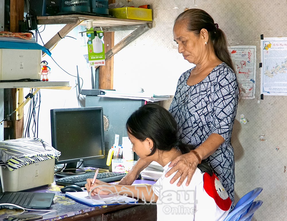 Sau khi về hưu, cô Nguyễn Thị Lan sống vui vẻ bên con cháu, chỉ dạy các con chăm ngoan, học giỏi.