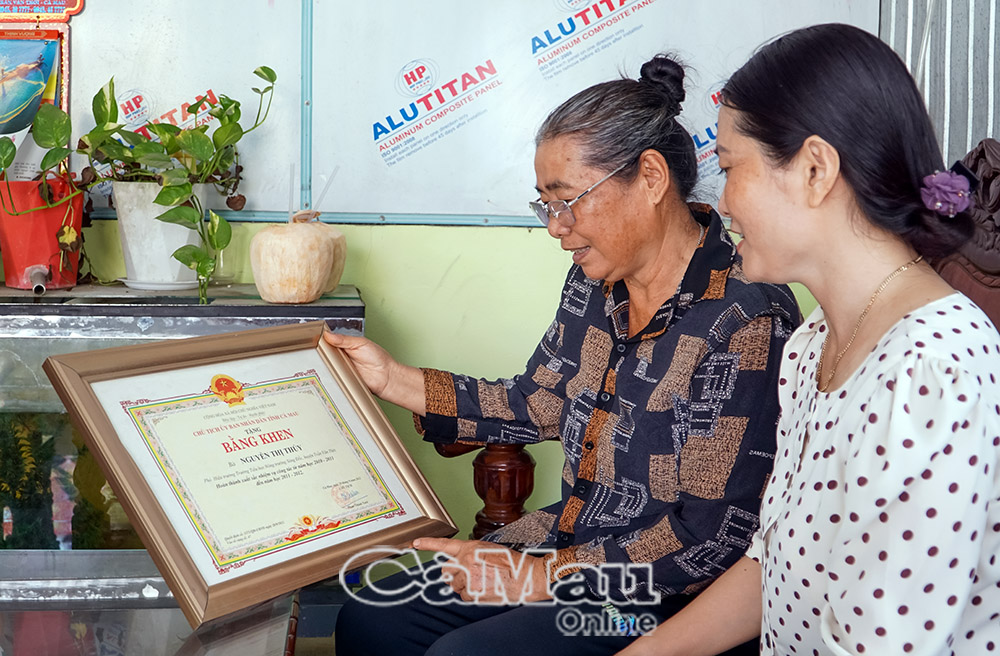 Cô Nguyễn Thị Thu Hà, Phó hiệu trưởng Trường THCS 1 Sông Ðốc cùng mẹ mình là cô Nguyễn Thị Thuý, nguyên phó hiệu trưởng trường Tiểu học Nông trường Sông Ðốc ôn lại những kỷ niệm và thành tích có được trong suốt mấy mươi năm giảng dạy. 