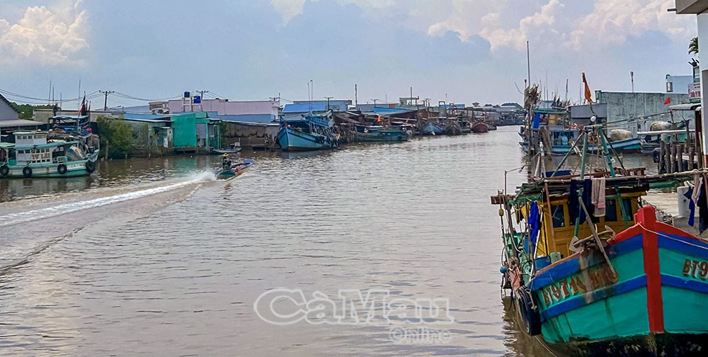 Cửa biển Cái Ðôi Vàm bị bồi lắng khiến việc ra, vào của các phương tiện công suất lớn còn khó khăn.