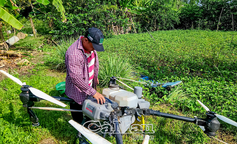 Drone hiện đang là trợ thủ đắc lực của nông dân trong hoạt động sản xuất.