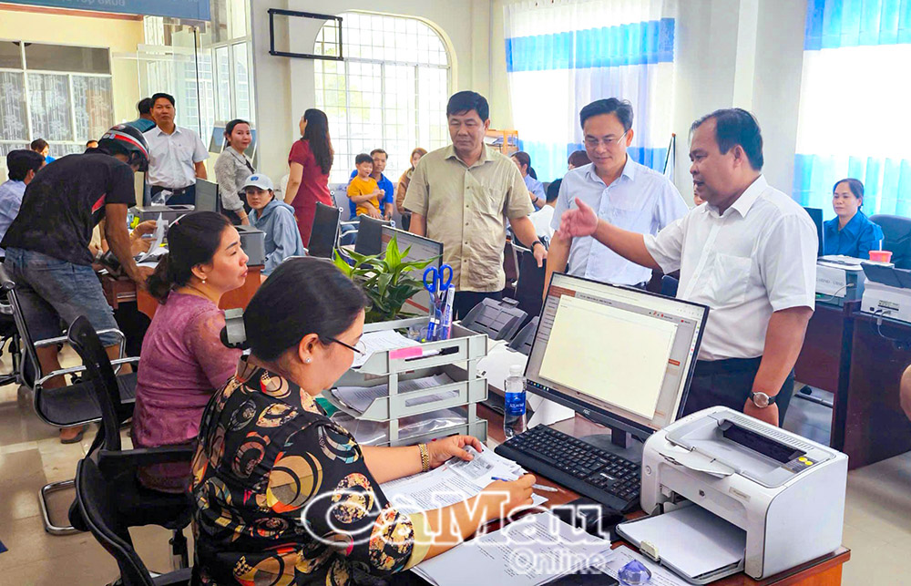 Ðồng chí Nguyễn Minh Luân (bìa phải), Uỷ viên Ban Thường vụ Tỉnh uỷ, Phó Chủ tịch UBND tỉnh kiểm tra cơ sở vật chất của xã Vĩnh Lợi chuẩn bị cho Ðảng hội Ðảng bộ xã nhiệm kỳ 2025-2030. 