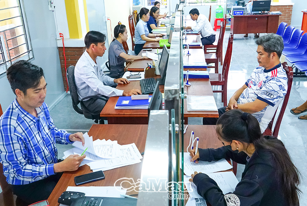 Ở cấp xã, thẩm quyền cấp Giấy chứng nhận đăng ký kinh doanh hợp tác xã, hộ kinh doanh do Phòng Kinh tế hoặc Phòng Kinh tế - Hạ tầng và Ðô thị của UBND cấp xã đảm nhiệm. (Trong ảnh: Người dân làm thủ tục hành chính tại Trung tâm Phục vụ hành chính công xã Ðá Bạc).