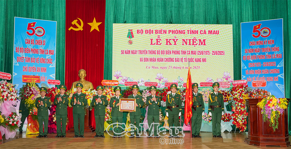 Thiếu tướng Trần Ngọc Hữu, Phó Tư lệnh BĐBP thừa uỷ quyền Chủ tịch nước trao tặng Huân chương bảo vệ Tổ quốc hạng Nhì cho BĐBP Cà Mau.