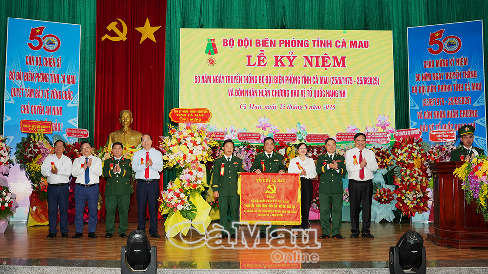 Đồng chí Nguyễn Hồ Hải, Bí thư Tỉnh uỷ, tặng BĐBP Cà Mau bức trướng nhân kỷ niệm 50 năm Ngày truyền thống BĐBP tỉnh.