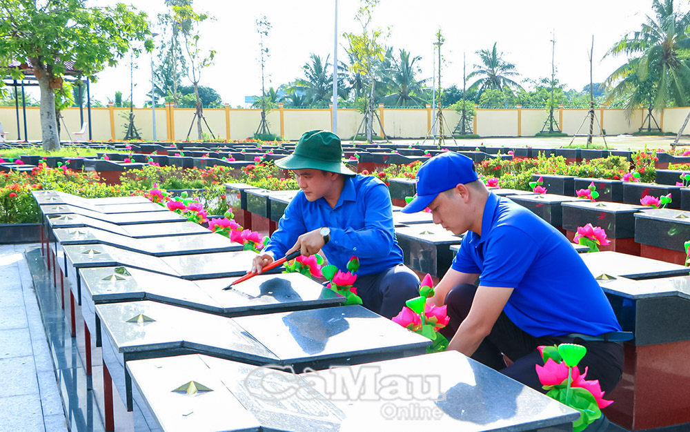 ÐVTN ra quân vệ sinh, chỉnh trang Nghĩa trang Liệt sĩ.