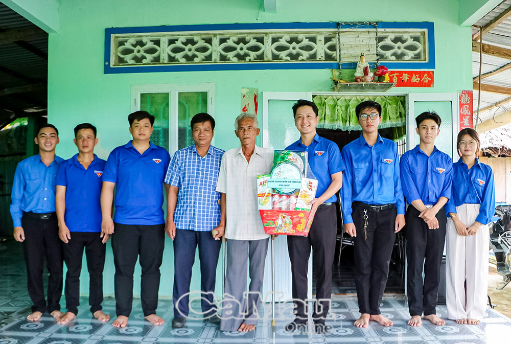 Tuổi trẻ xã Vĩnh Lợi thăm hỏi và tặng quà thương binh Nguyễn Văn Đẹp.