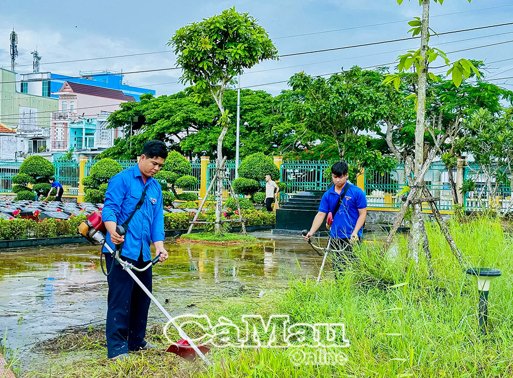 ĐVTN phát quang bụi rậm, tạo cảnh quan sạch đẹp trong khuôn viên Nghĩa trang Liệt sĩ.