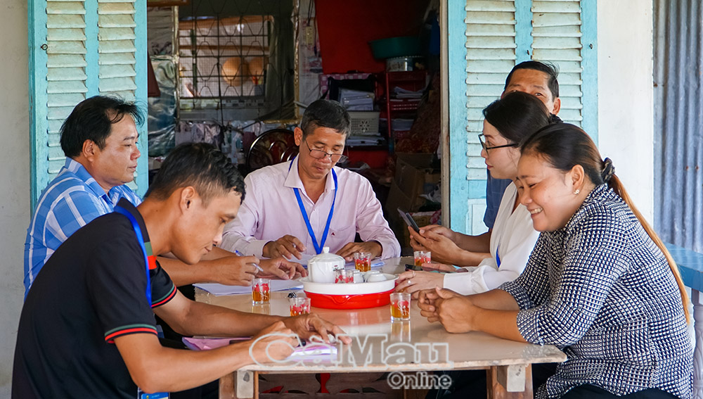 Điều tra viên Trương Thành Bil thu thập thông tin tại hộ bà Ngô Kim Cúc, ấp Tân Điền B, xã Tạ An Khương.
