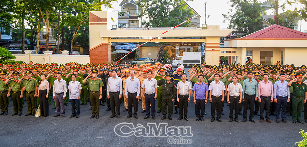 Đại diện lãnh đạo, sở, ngành tỉnh và lực lượng Công an chào cờ trước lễ ra quân.