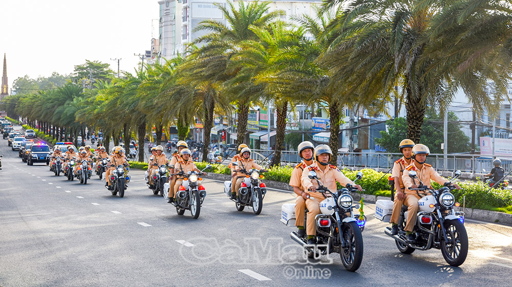 4/ Các phương tiện, lực lượng trong ngành diễu hành trên các trục đường chính trong trung tâm tỉnh Cà Mau tại lễ ra quân.