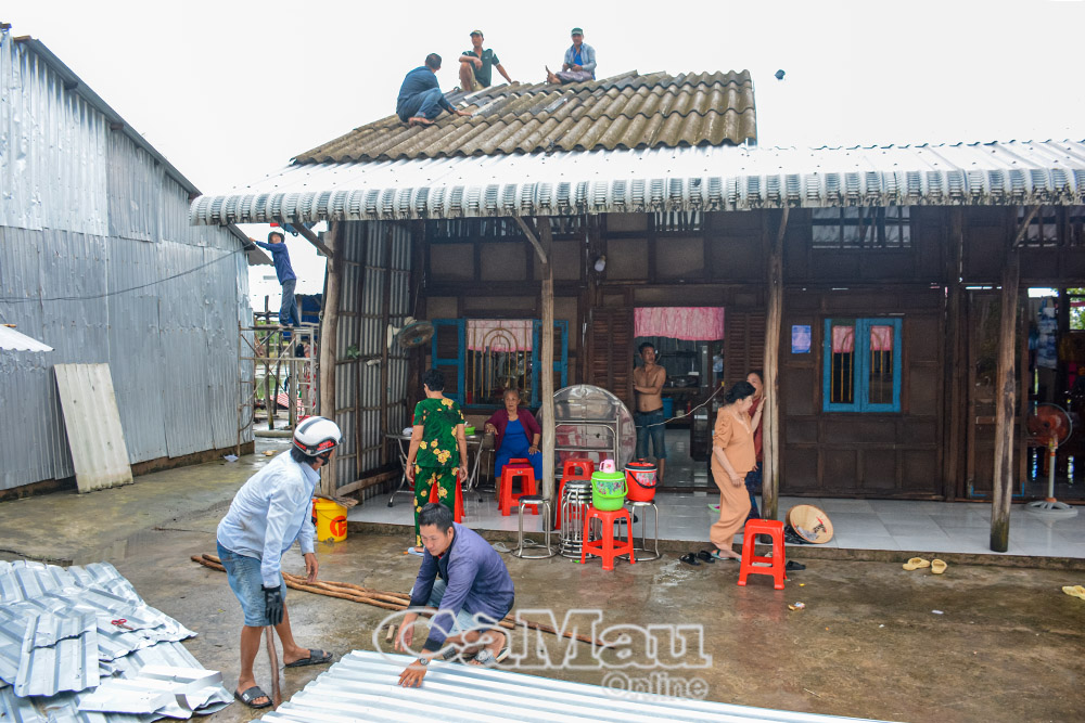 Hiện các hộ dân đang khắc phục hậu quả, sửa chữa lại nhà ở để sớm ổn định cuộc sống.