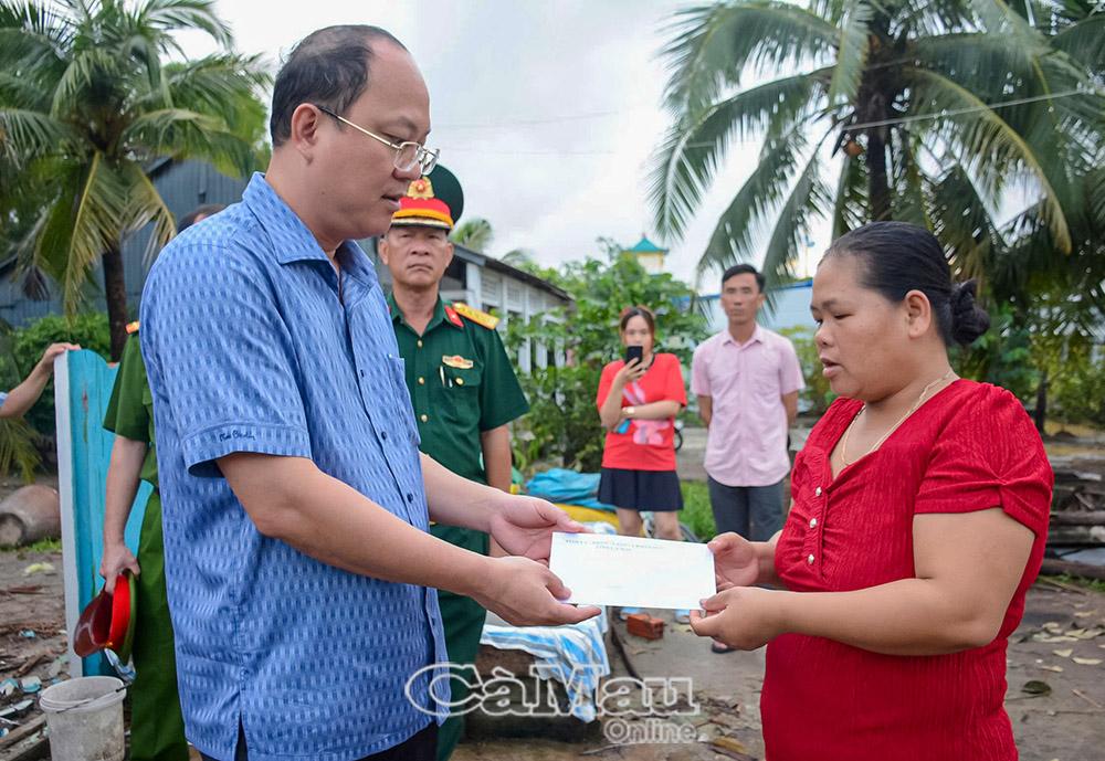 5/  Bí thư Tỉnh uỷ Nguyễn Hồ Hải đến thăm, động viên và tặng tiền cho hộ gia đình bị sập nhà hoàn toàn.