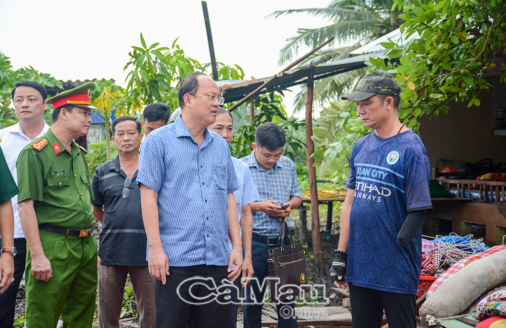  6/ Bí thư Tỉnh uỷ Nguyễn Hồ Hải thăm các hộ dân bị thiệt hại nhà ở tại ấp Xẻo Dừng.