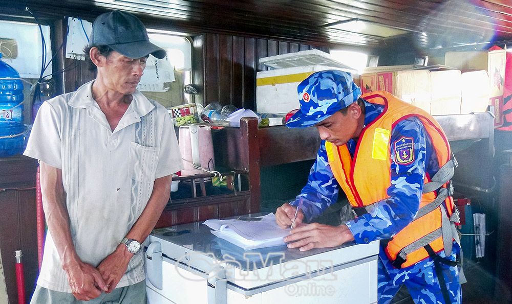 Lực lượng chức năng Bộ Tư lệnh Vùng Cảnh sát biển 4 lập biên bản tạm giữ phương tiện.