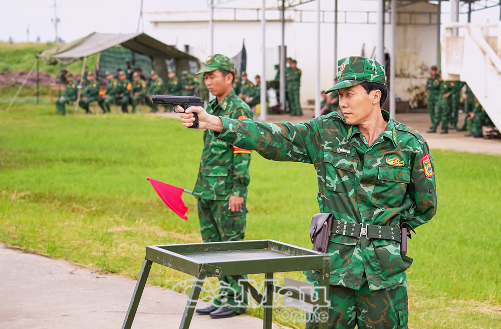 Trong 2 ngày (29-30/7, tại trường bắn phường Quân khu 9 (phường Hiệp Thành, tỉnh Cà Mau), Ban Chỉ huy Bộ đội Biên phòng (BĐBP) tỉnh tổ chức huấn luyện kiểm tra bắn đạn thật cho cán bộ, chiến sĩ năm 2025.