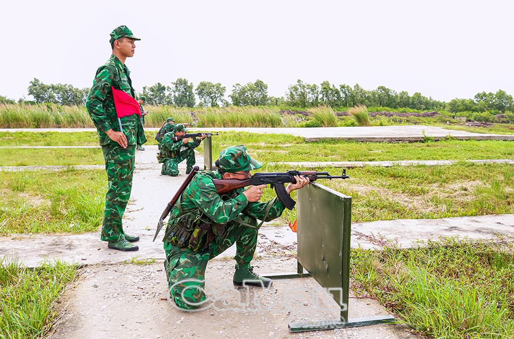 Kiểm tra bắn bài 1 súng tiểu liên AK tư thế quỳ bắn đối với Quân nhân chuyên nghiệp và hạ sĩ quan, chiến sĩ.