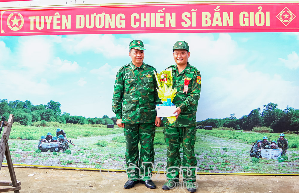 Đại tá Lê Đình Sơn, Phó Chỉ huy trưởng kiêm Tham mưu trưởng Ban Chỉ huy BĐBP tỉnh tặng hoa chúc mừng cho cá nhân đạt thành tích bắn giỏi tại thao trường.
