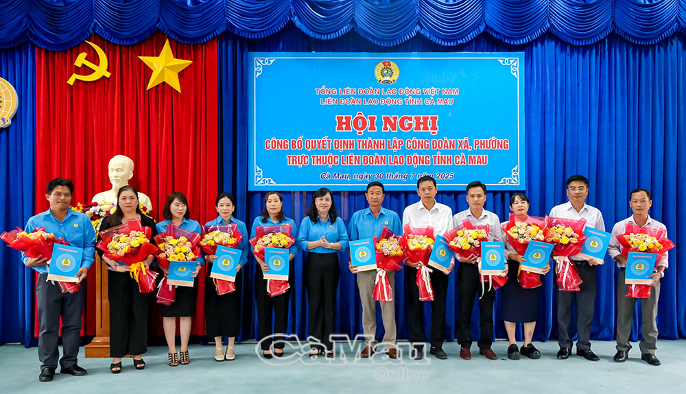 Chủ tịch LĐLĐ tỉnh Cà Mau Huỳnh Út Mười trao Quyết định thành lập các Công đoàn xã, phường trực thuộc LĐLĐ tỉnh.