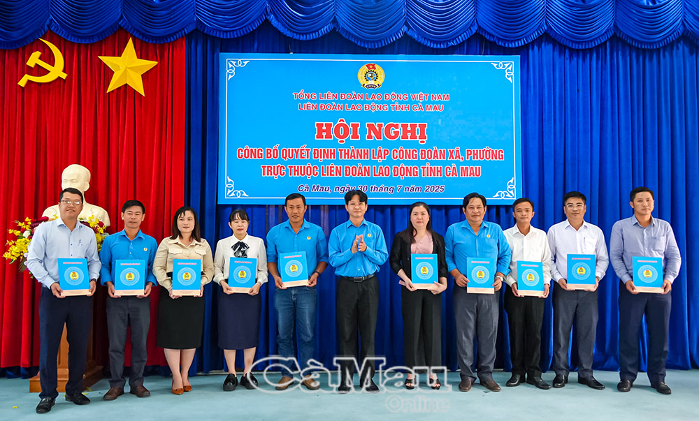 Hình 3: Ông Huỳnh Hoàng Anh, Phó Chủ tịch LĐLĐ tỉnh Cà Mau trao Quyết định chỉ định Ban Chấp hành Công đoàn xã phường, các chức danh cán bộ chủ chốt Công đoàn xã, phường.