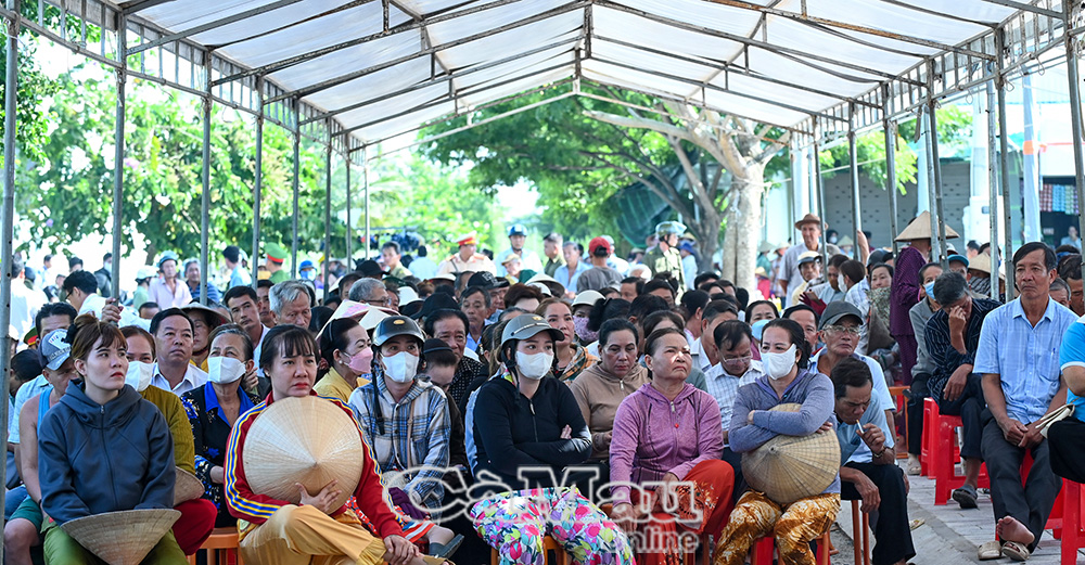 Đông đảo người dân địa phương đến theo dõi toàn bộ quá trình diễn ra phiên tòa lưu động.