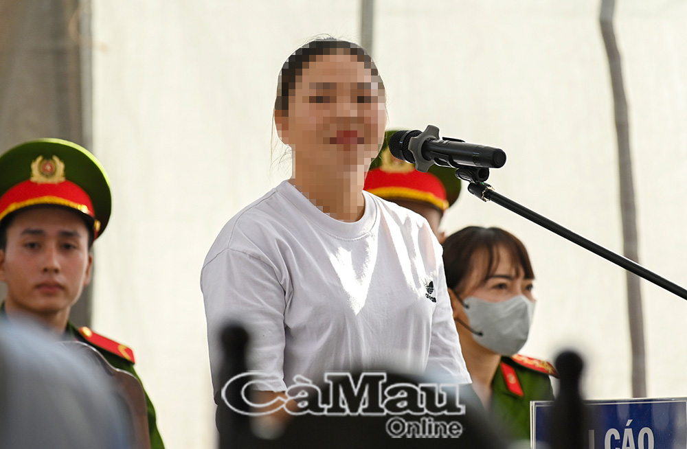 Bị cáo Bùi Hồng Nhi bị tuyên phạt 1 năm tù giam vì hành vi chống người thi hành công vụ.