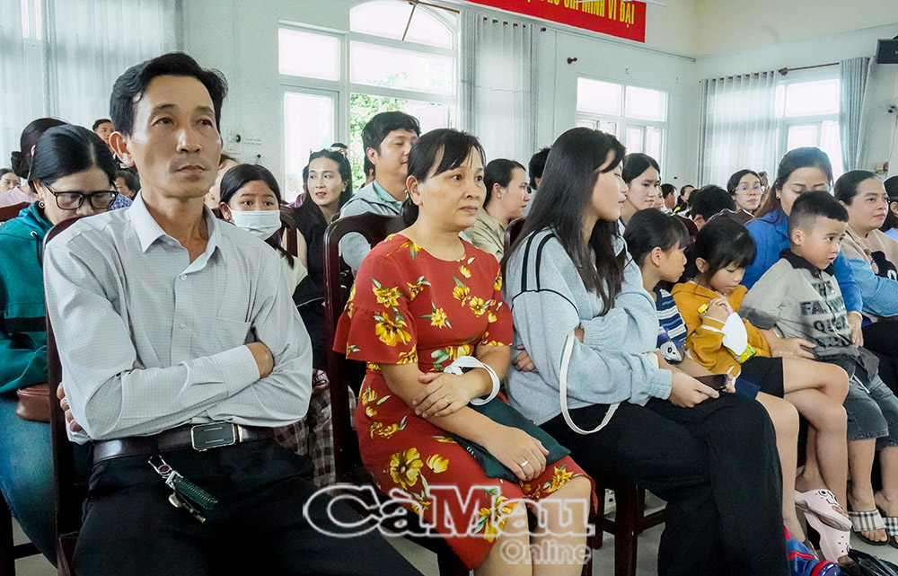 Phụ huynh xúc động chứng kiến lễ trưởng thành của con em trong Học kỳ trong uân đội 2025.
