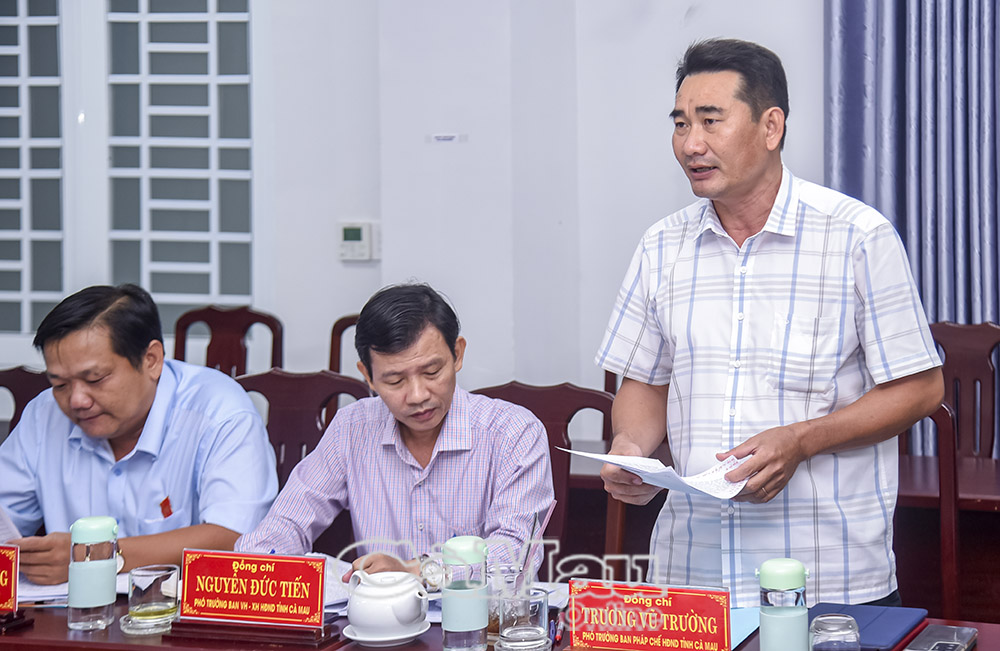 3: Ông Trương Vũ Trường, Phó Trưởng Ban Pháp chế HĐND tỉnh, trao đổi với địa phương về một số vướng mắc hiện nay, nhất là các quy định về quản lý đất đai.