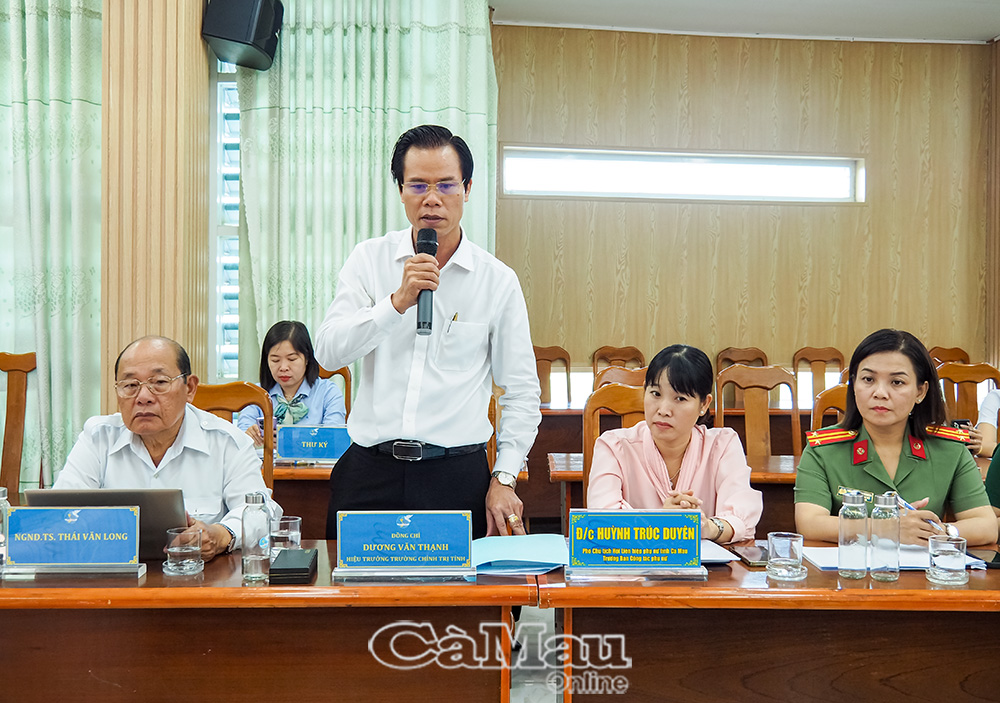 2/ Hiệu trưởng Trường Chính trị tỉnh Dương Văn Thạnh đề nghị bổ sung thêm các mục tiêu về khoa học công nghệ, đổi mới sáng tạo, chuyển đổi số, khởi nghiệp trong phần mục tiêu phát triển chủ yếu 5 năm 2026-2030.